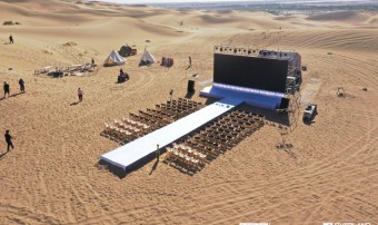在千年敦煌的大漠腹地上，欧文莱开了一场“时光发布会”